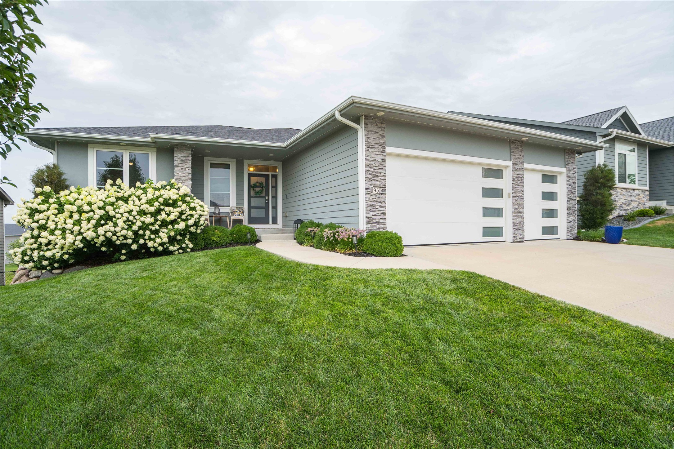 95 SE Waddell Way