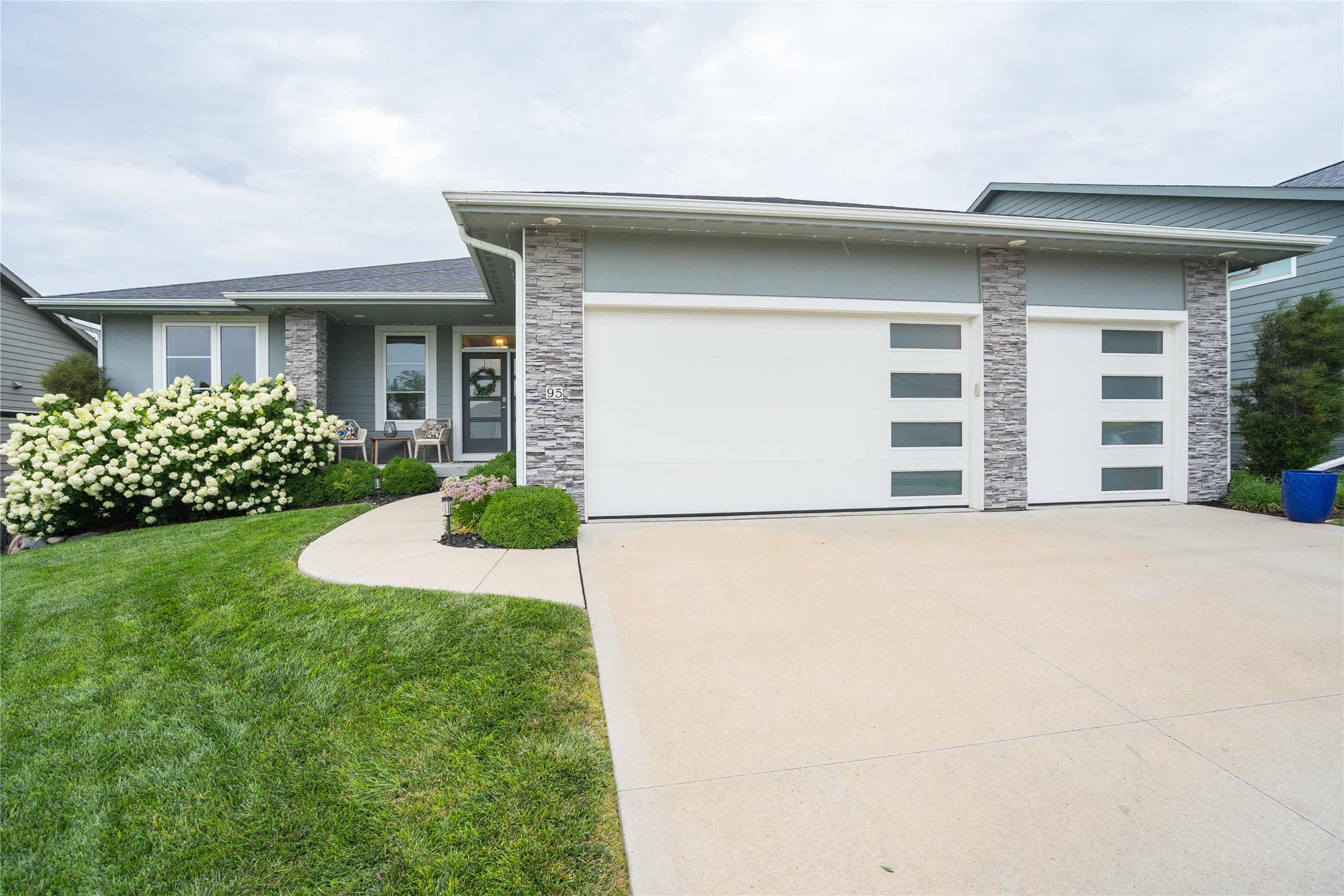 95 SE Waddell Way