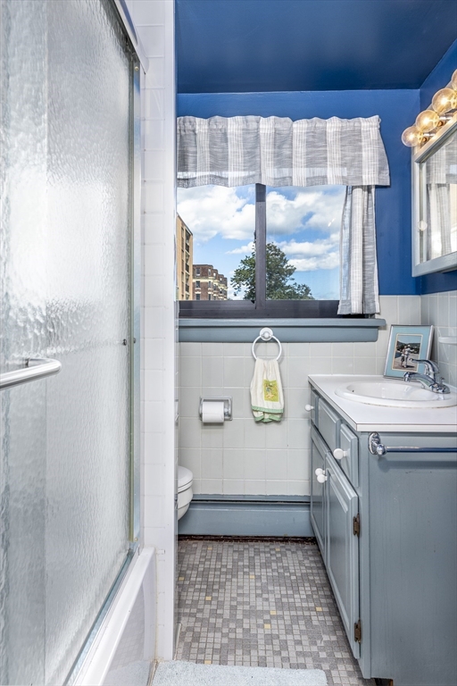 300 Lynn Shore Drive Unit: 400
