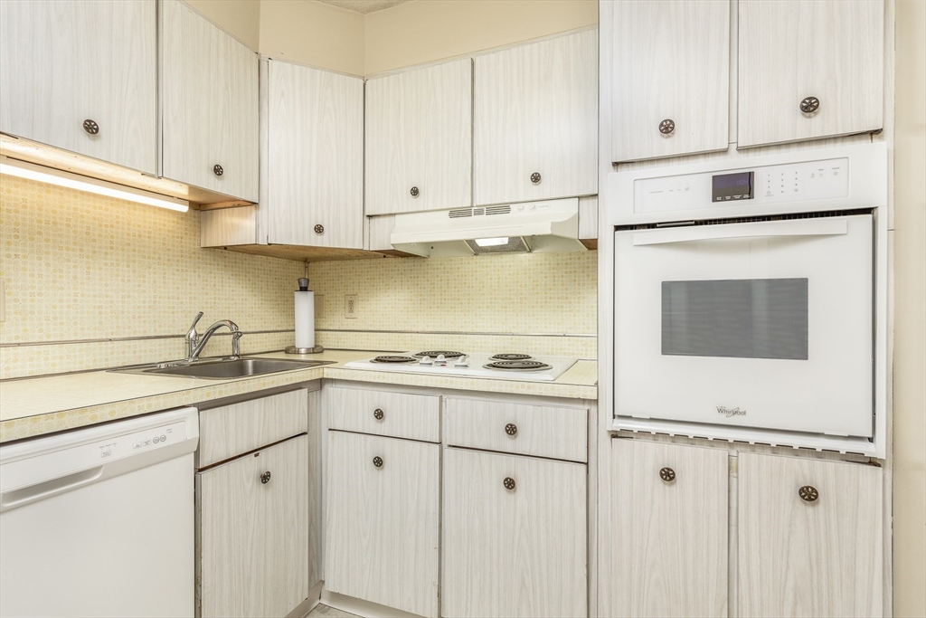 300 Lynn Shore Drive Unit: 304
