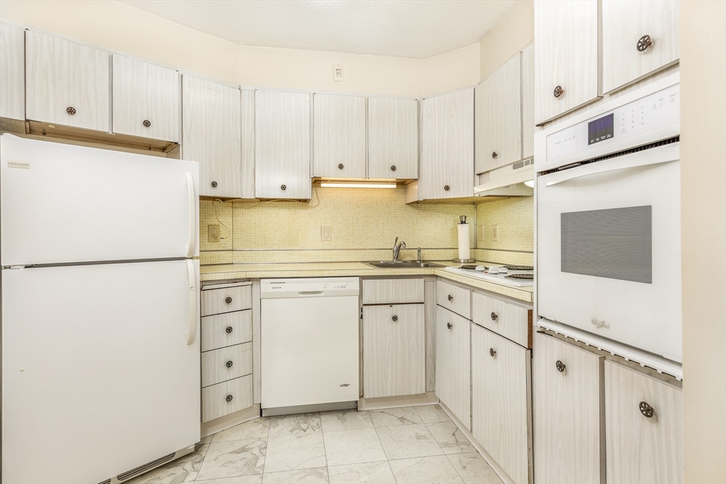 300 Lynn Shore Drive Unit: 304