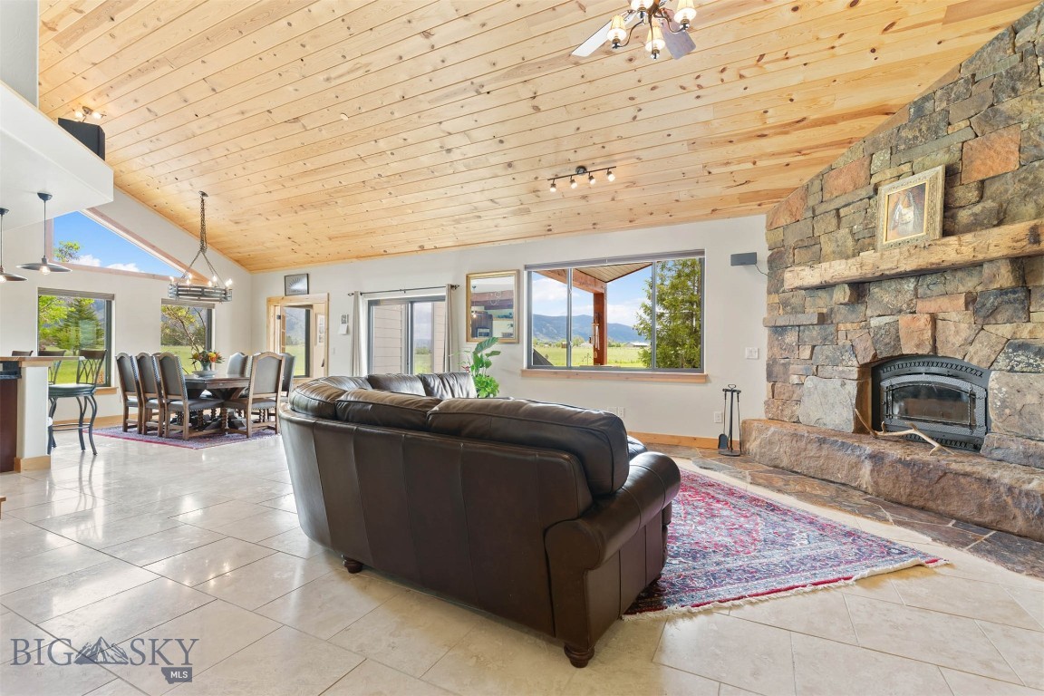 198 Farmland Crossing