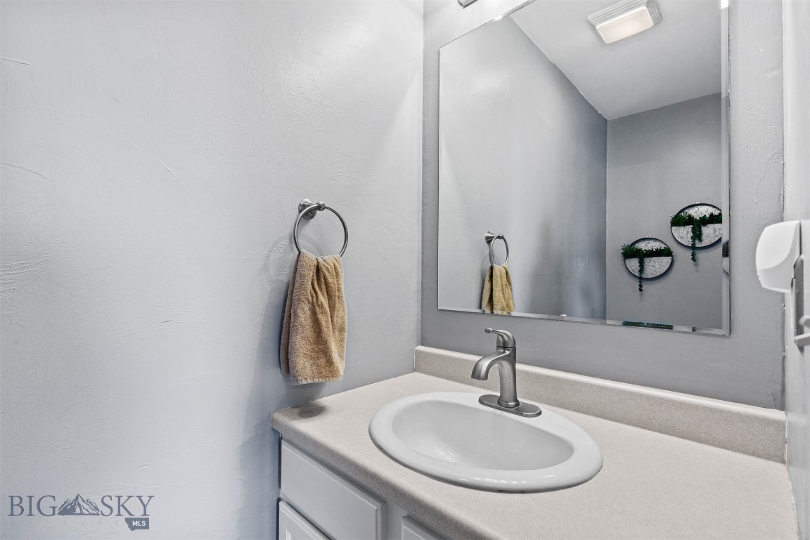 921 N River Rock Road