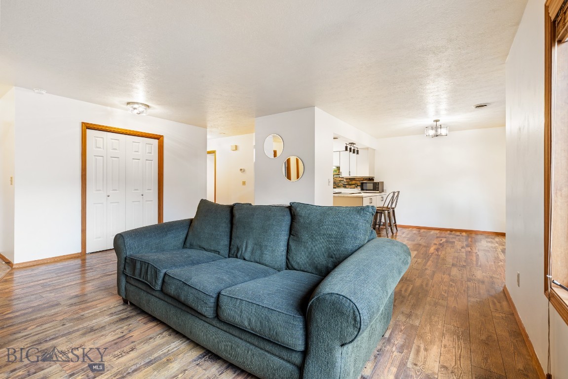 2200 W Dickerson Street 76