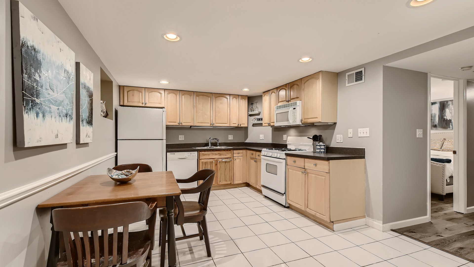 4707 N Kenmore Avenue Unit: GS