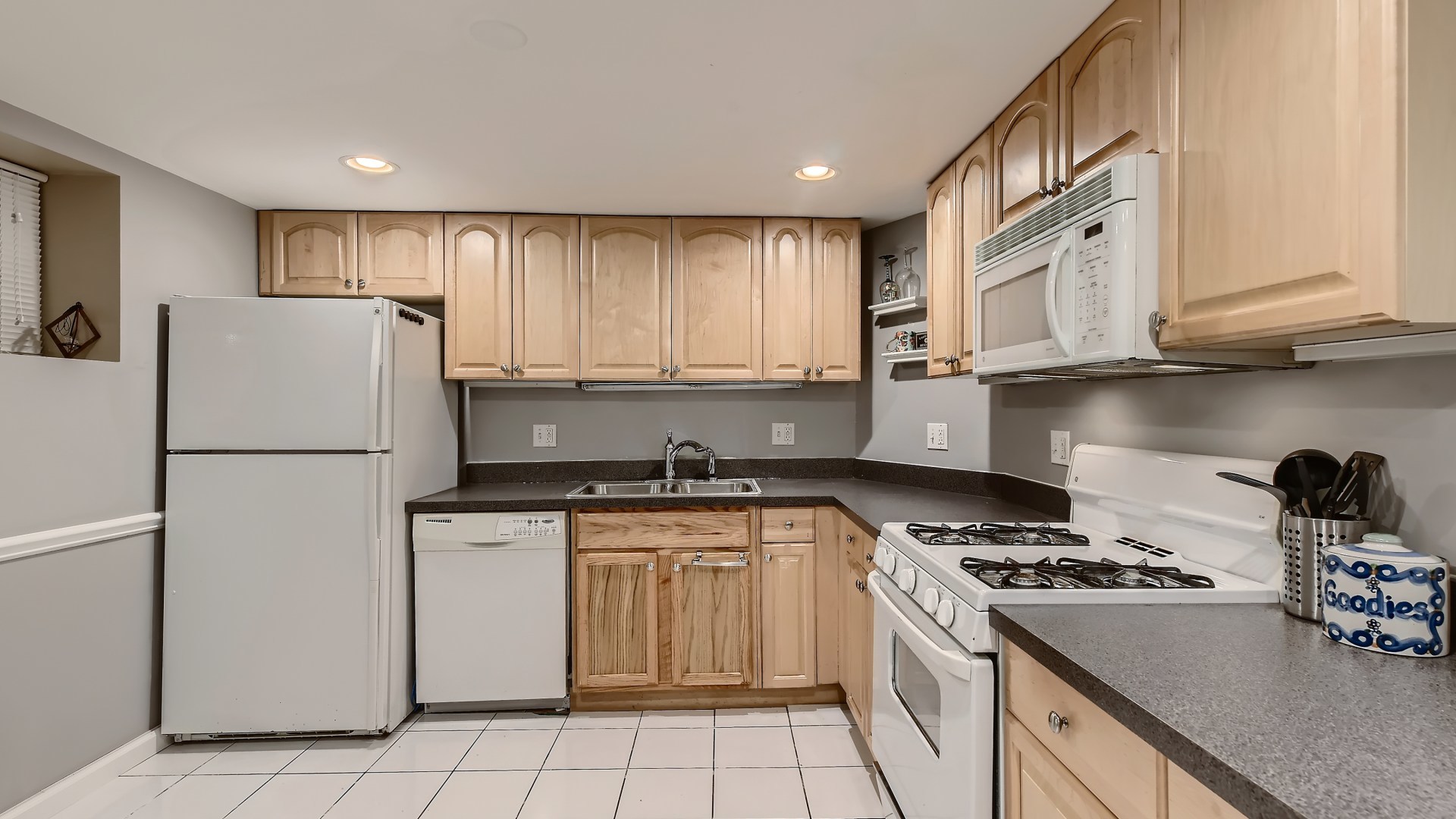 4707 N Kenmore Avenue Unit: GS