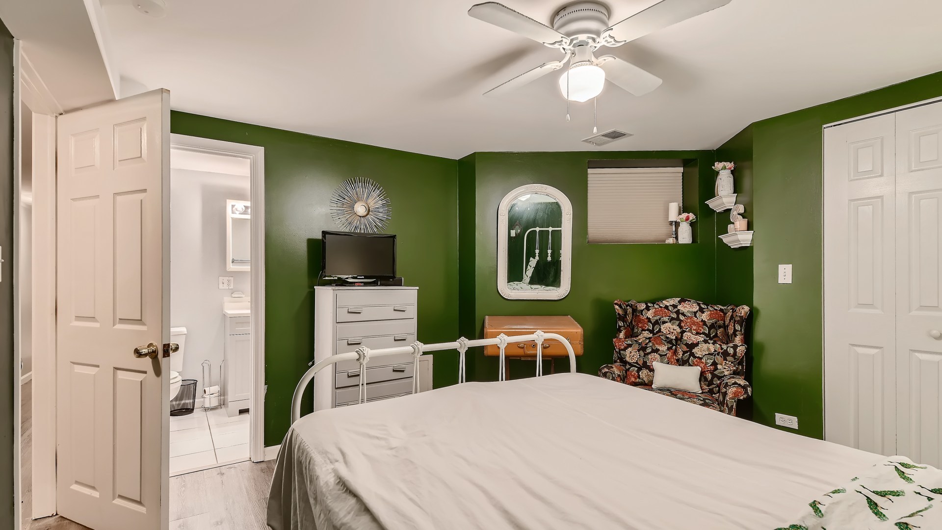 4707 N Kenmore Avenue Unit: GS