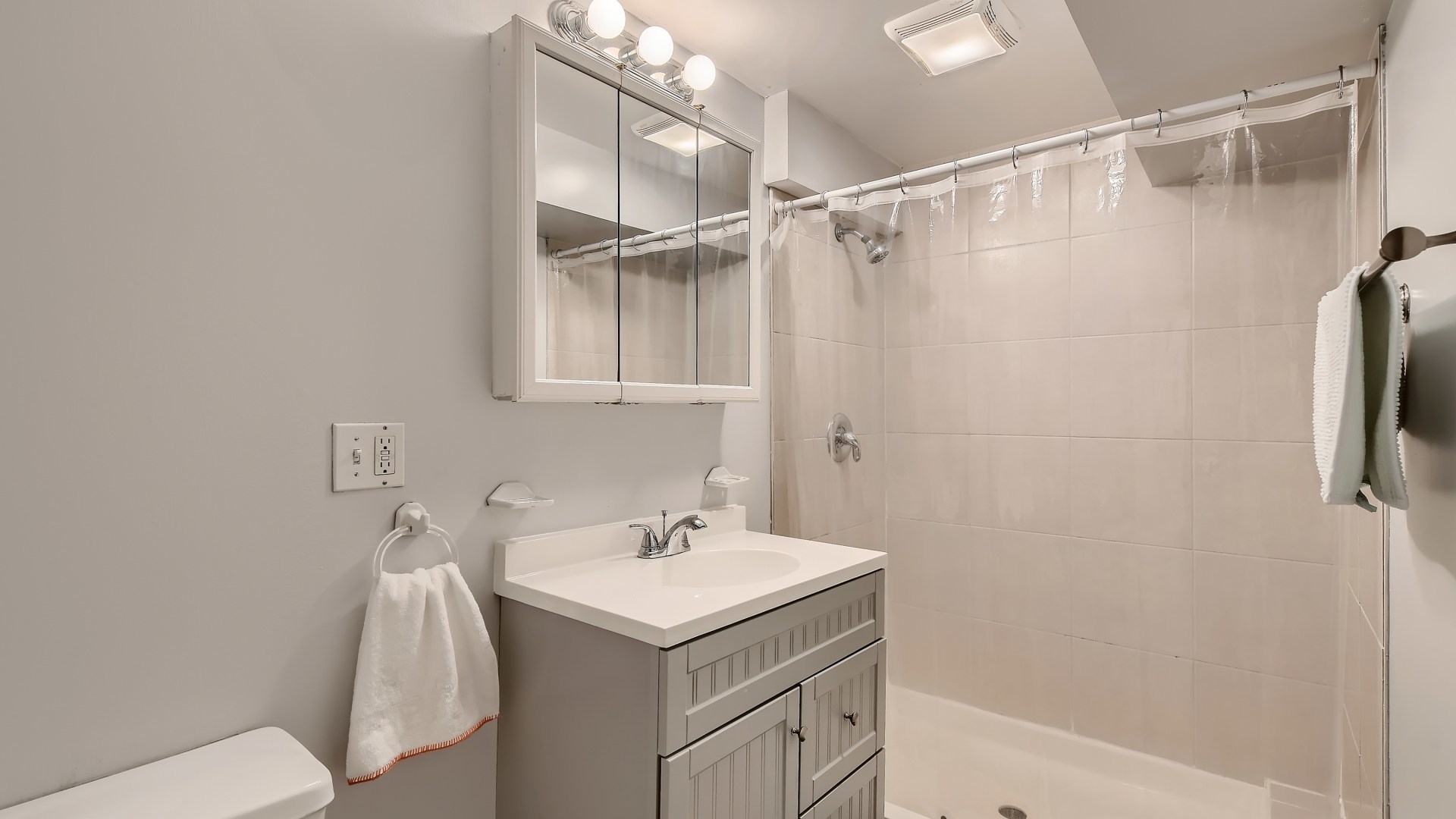 4707 N Kenmore Avenue Unit: GS