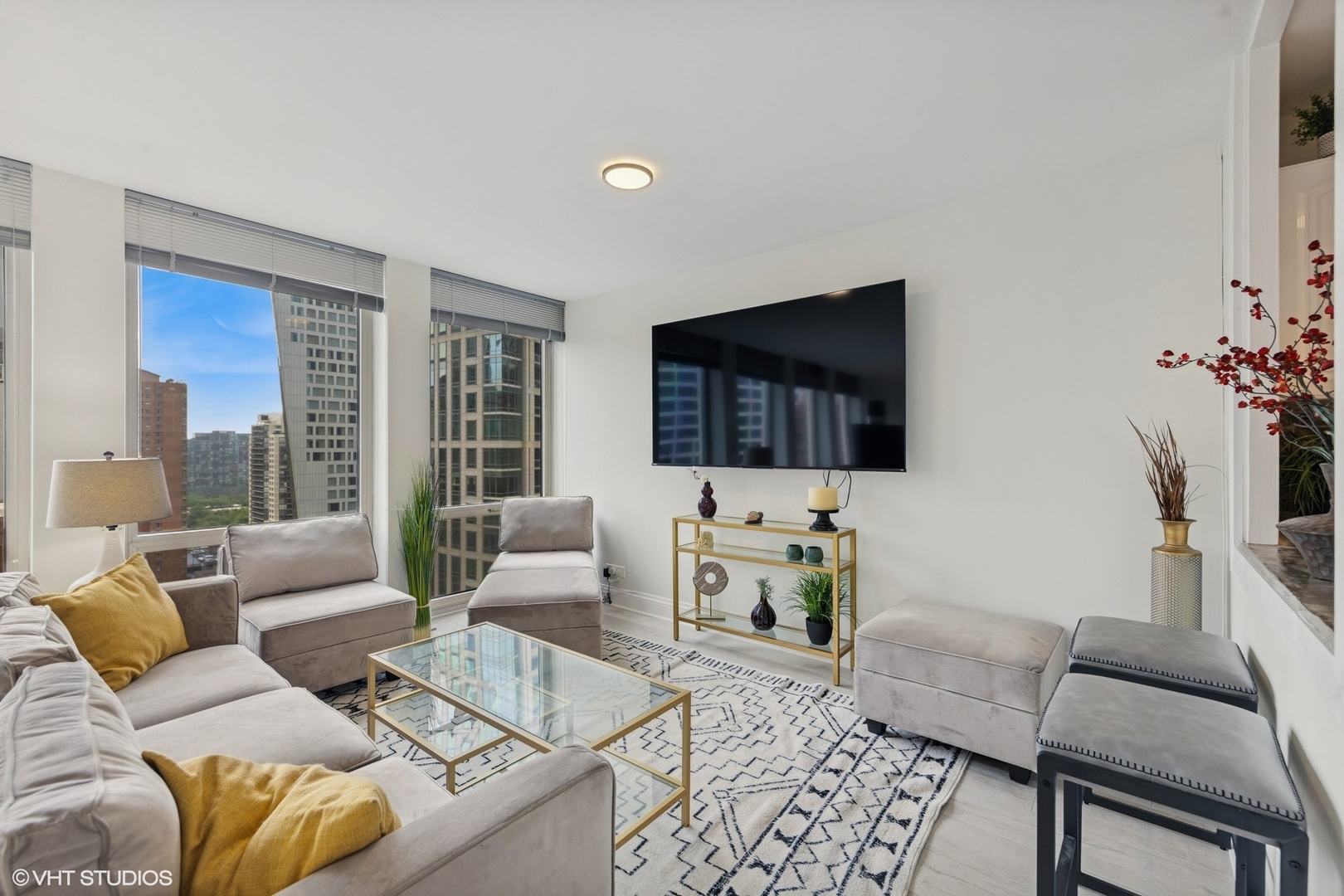 111 E Chestnut Street Unit: 21B