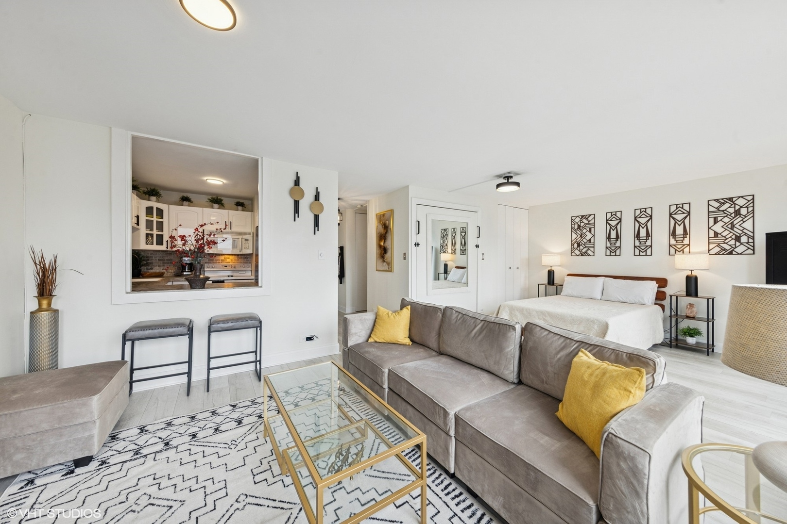 111 E Chestnut Street Unit: 21B
