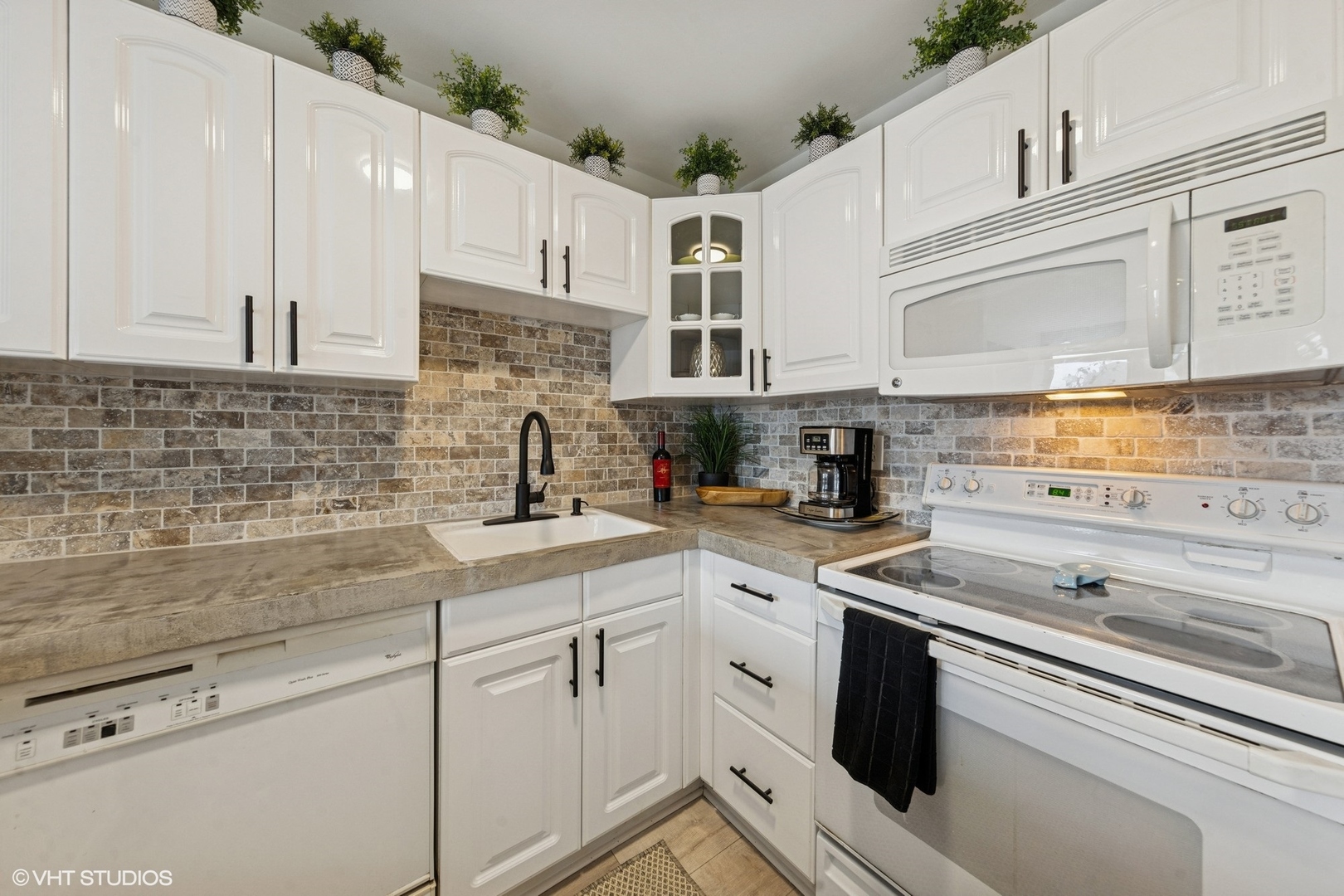 111 E Chestnut Street Unit: 21B
