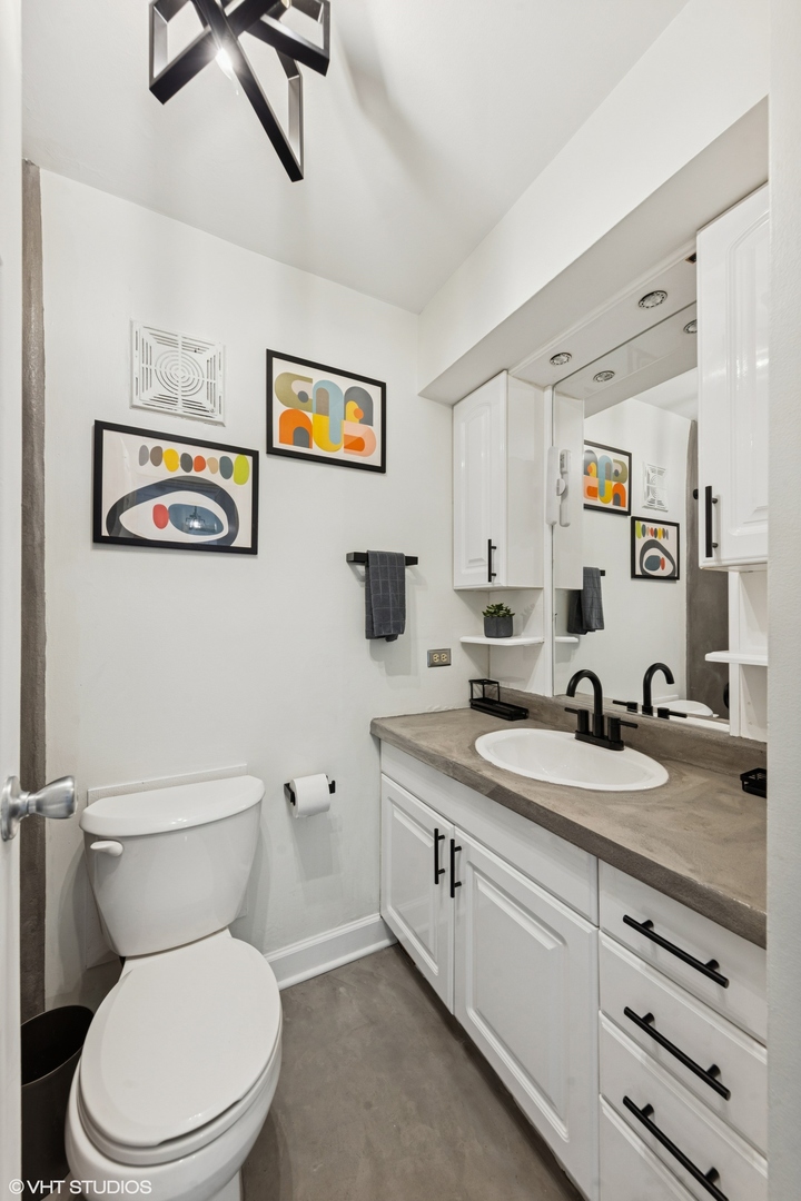 111 E Chestnut Street Unit: 21B