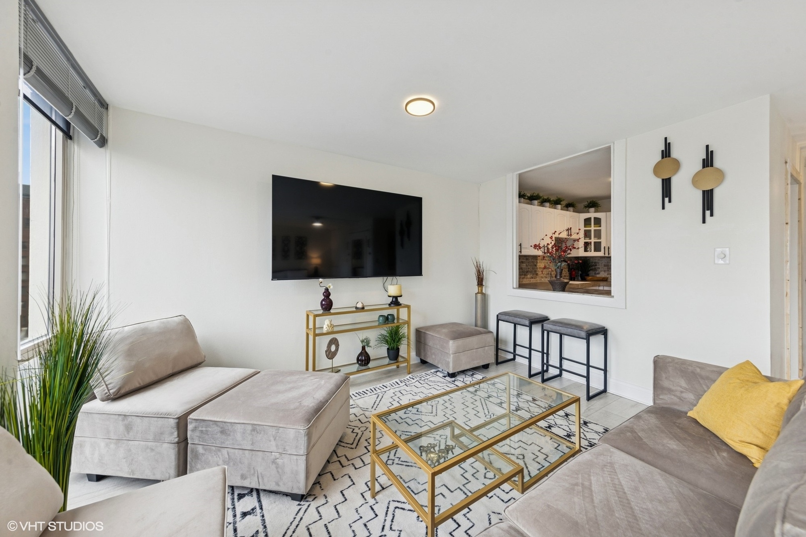 111 E Chestnut Street Unit: 21B