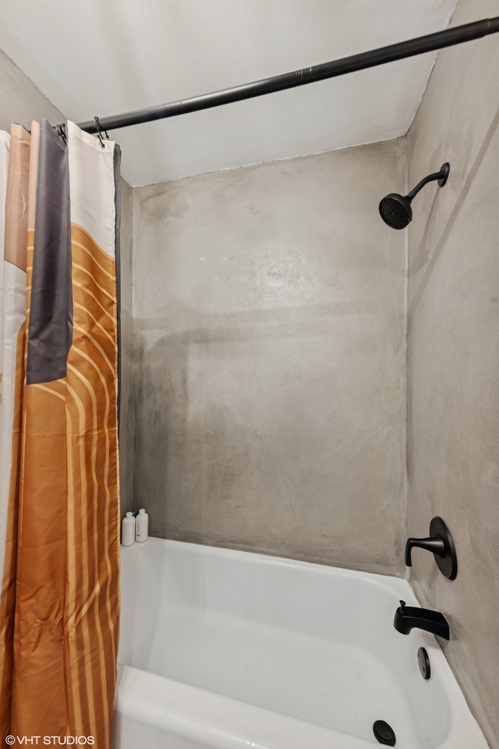 111 E Chestnut Street Unit: 21B