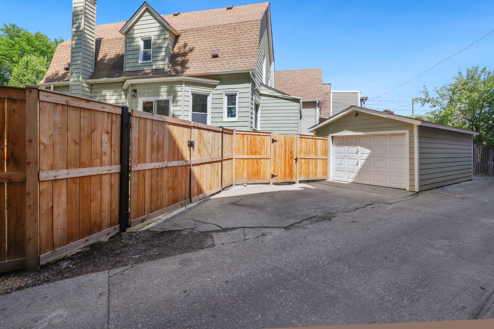 3667 W Belle Plaine Avenue