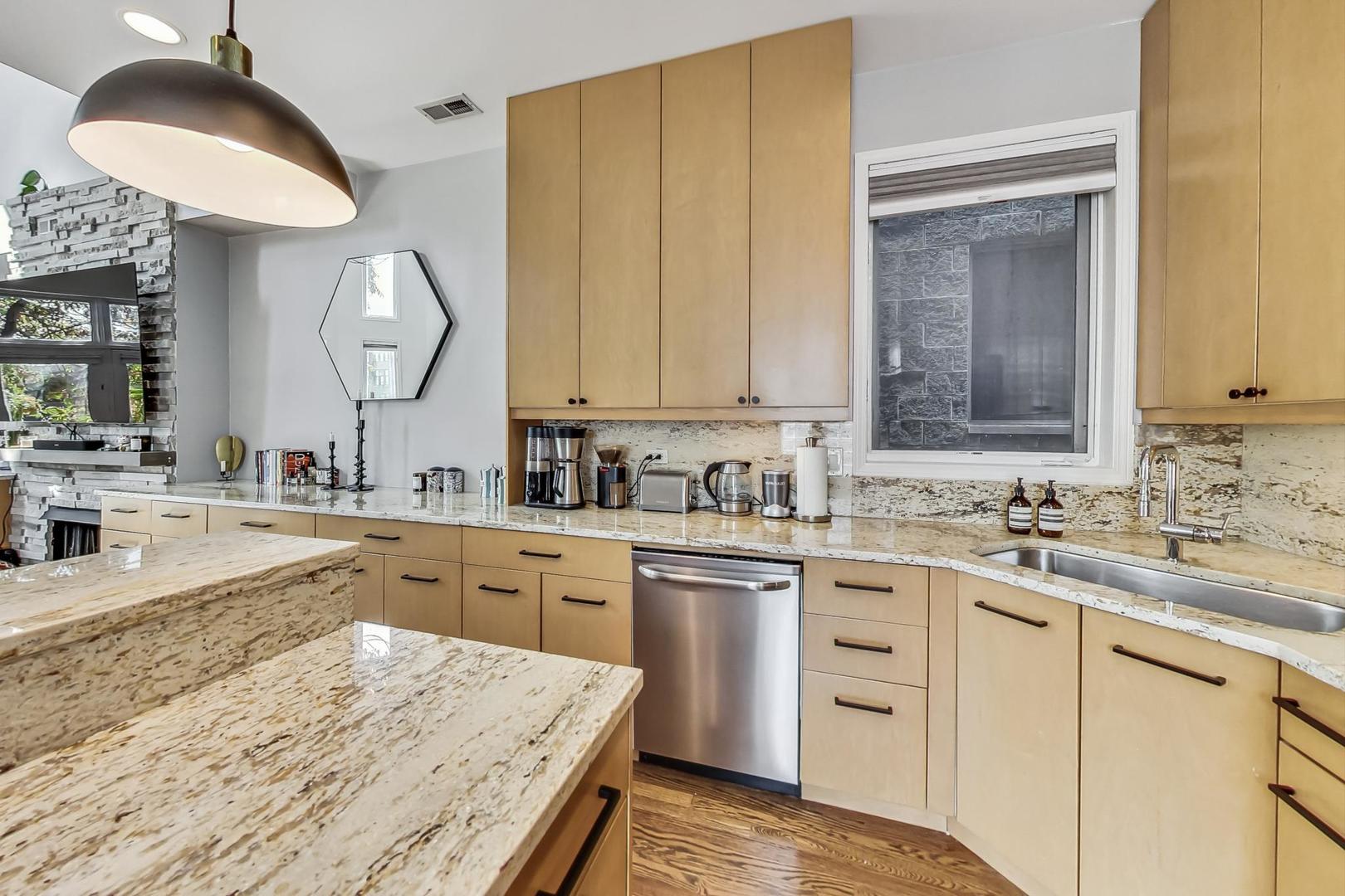 1646 W Augusta Boulevard Unit: 2