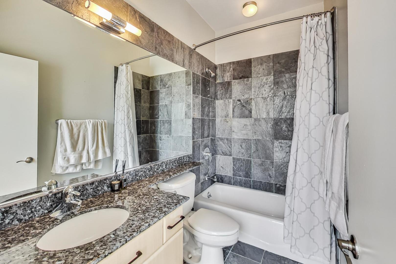 1646 W Augusta Boulevard Unit: 2