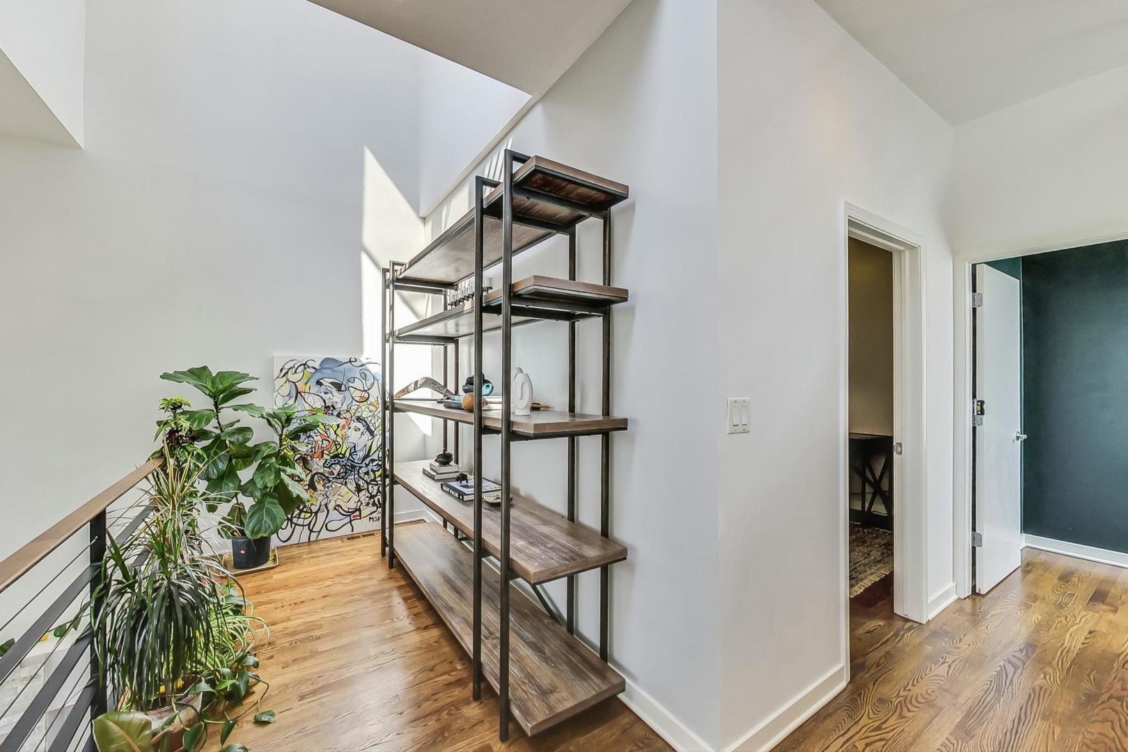 1646 W Augusta Boulevard Unit: 2
