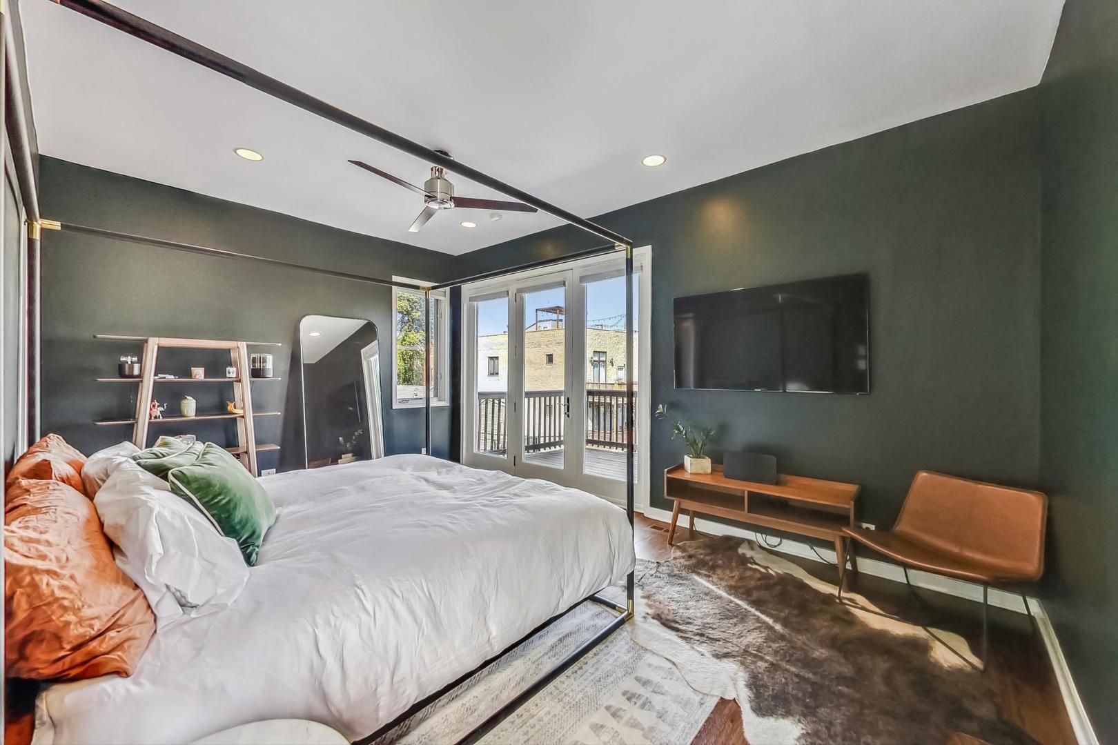 1646 W Augusta Boulevard Unit: 2