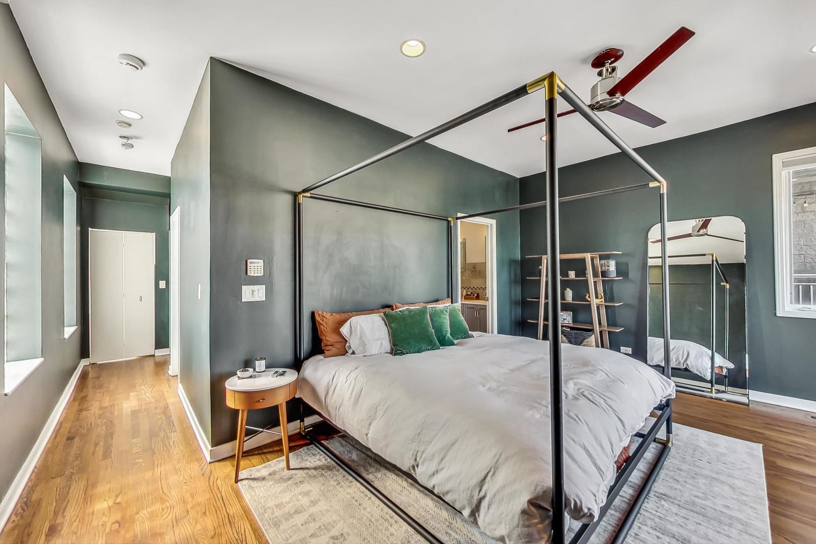 1646 W Augusta Boulevard Unit: 2