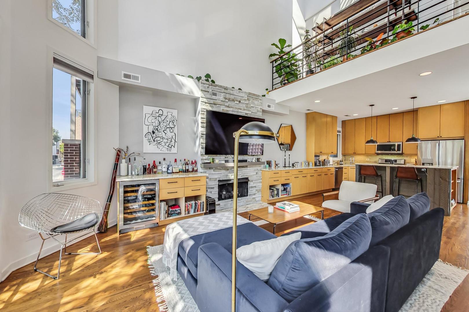 1646 W Augusta Boulevard Unit: 2