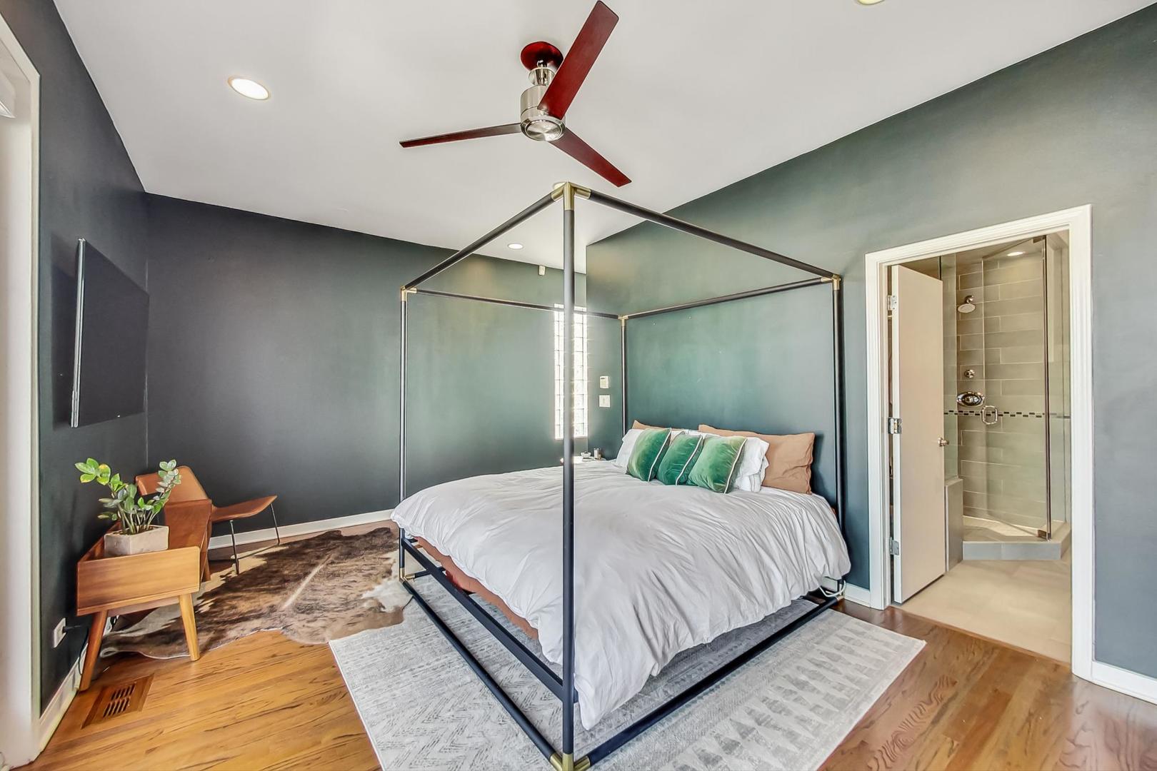1646 W Augusta Boulevard Unit: 2