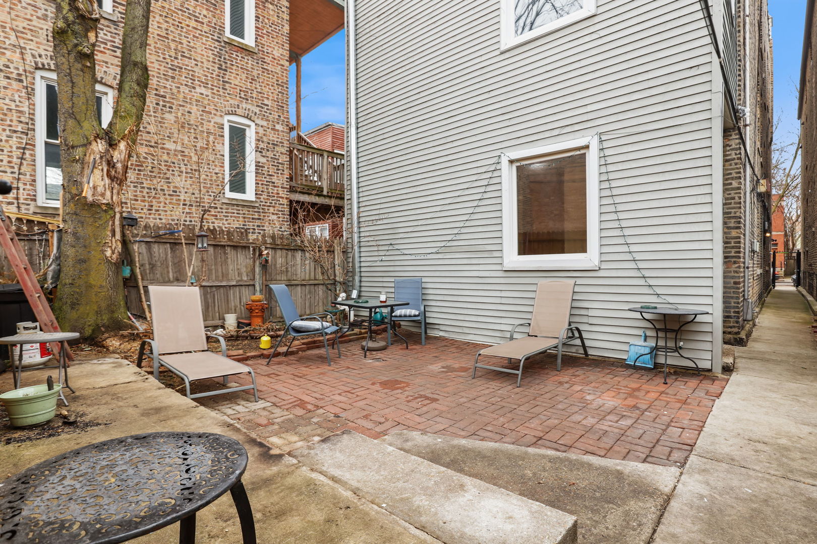 1028 N Winchester Avenue