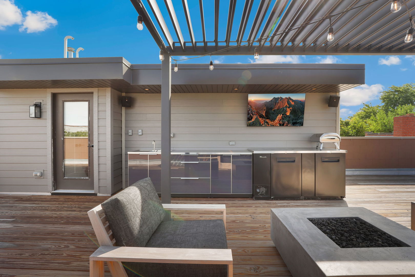2140 W Evergreen Avenue Unit: 3