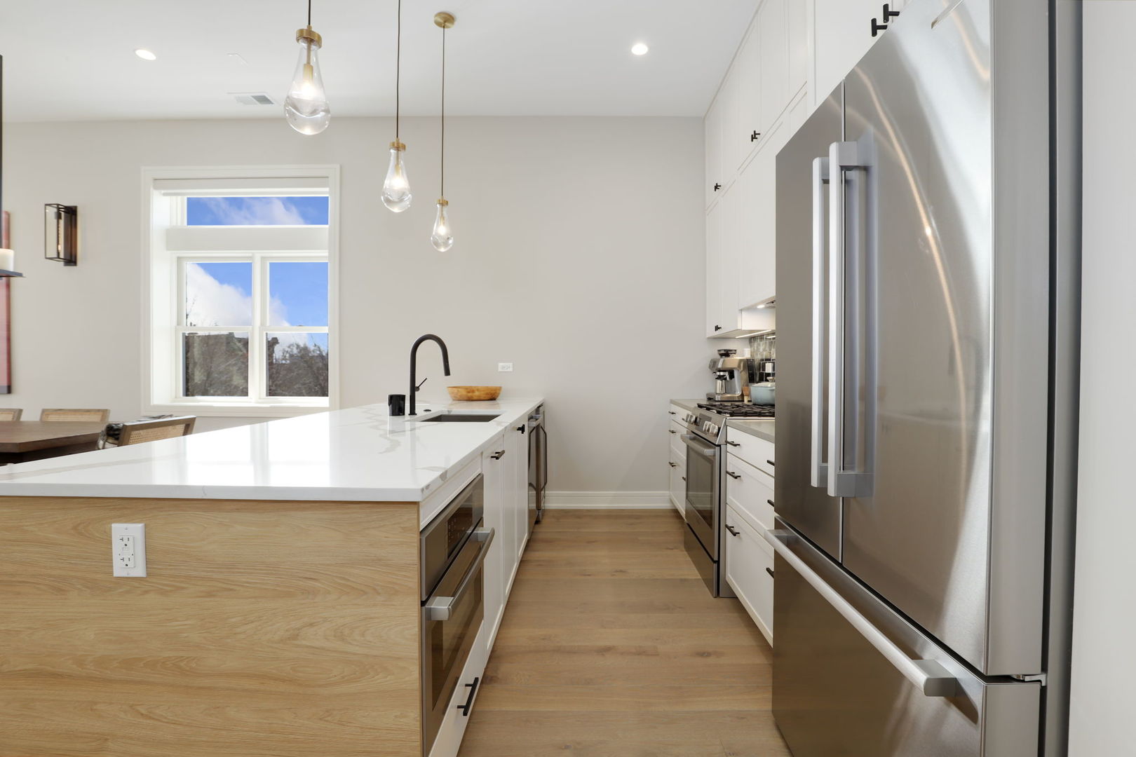 2140 W Evergreen Avenue Unit: 3