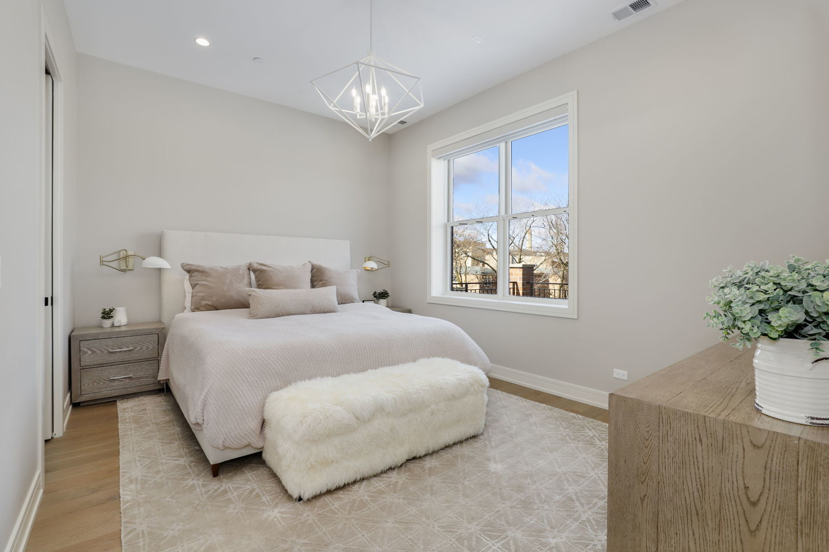 2140 W Evergreen Avenue Unit: 3