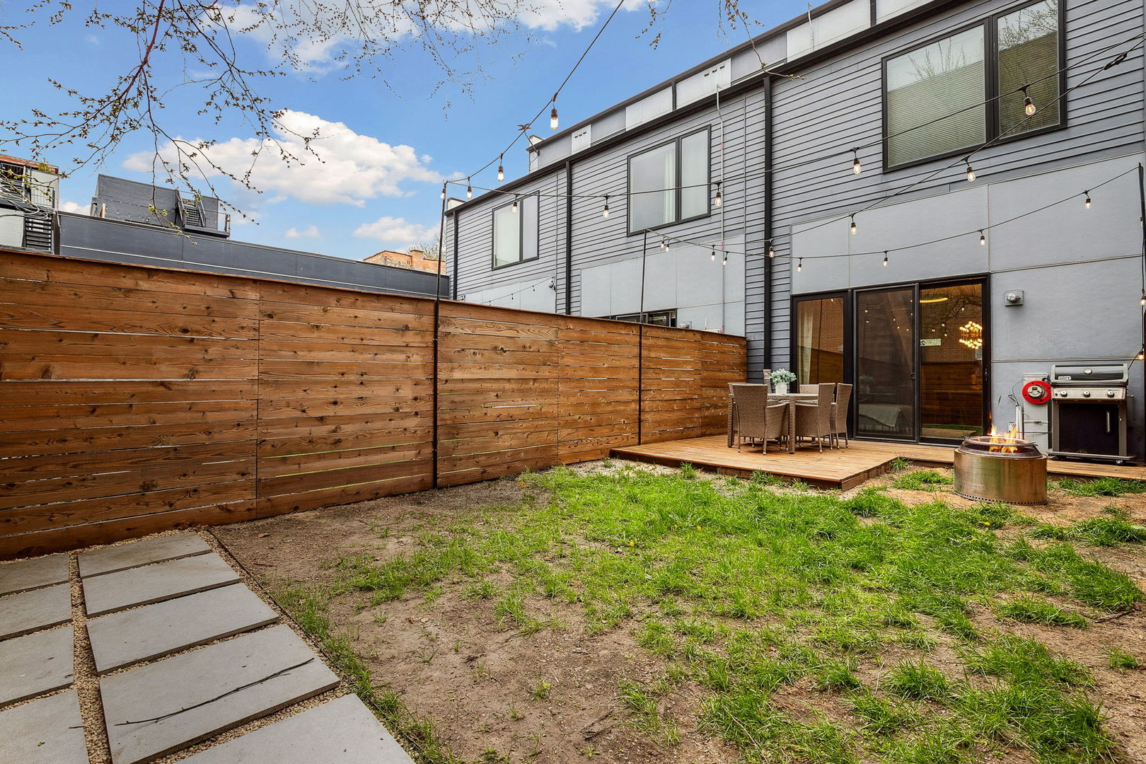 2811 W Shakespeare Avenue