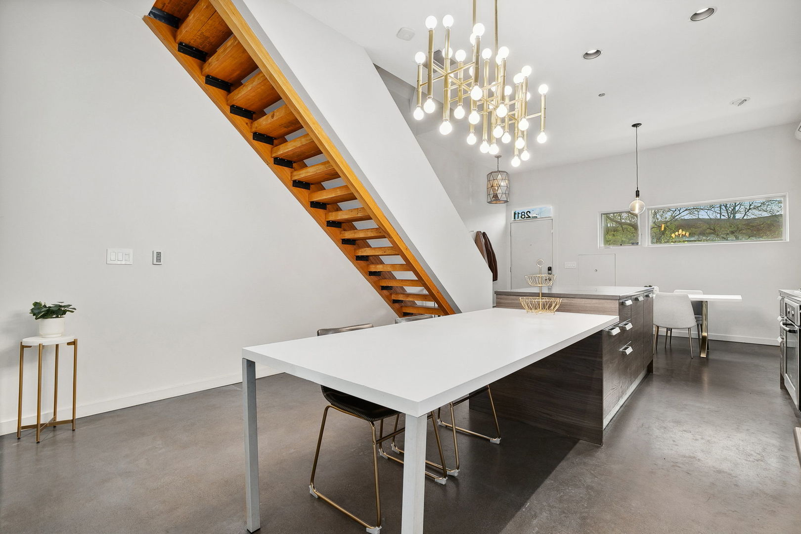 2811 W Shakespeare Avenue