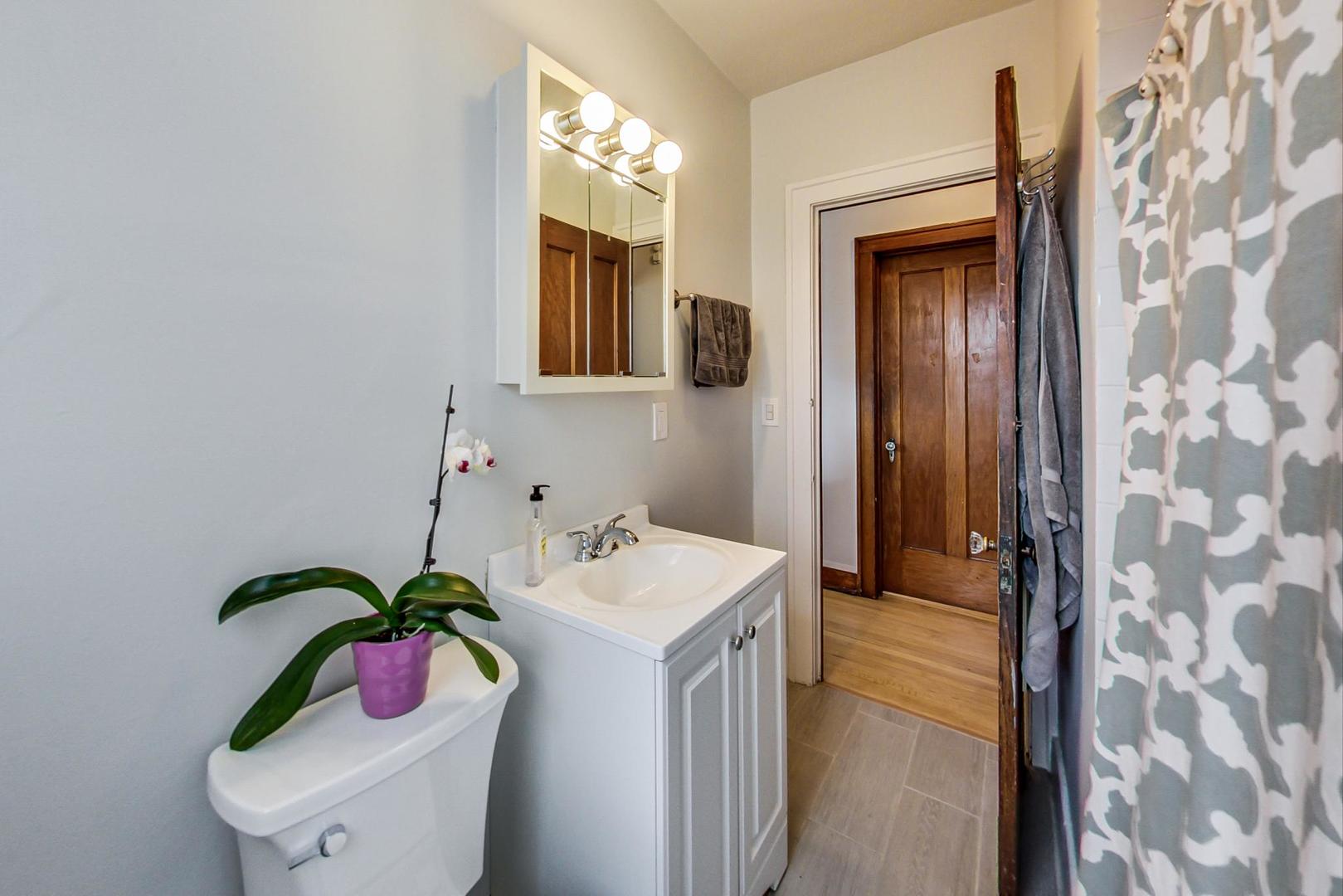 2143 W Superior Street