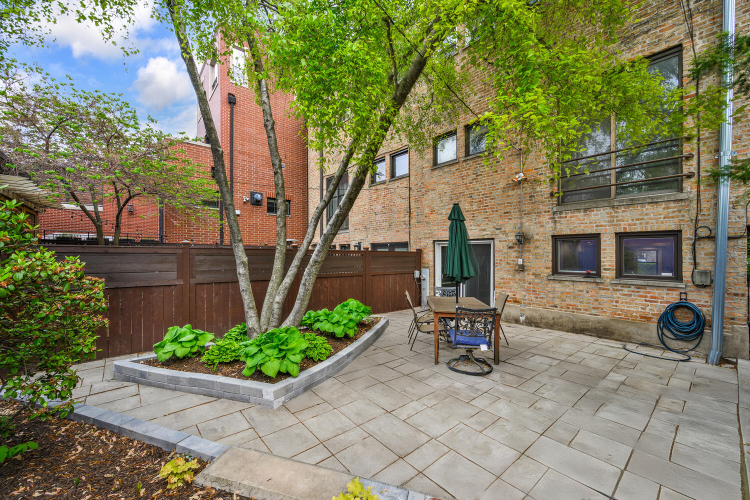 820 W LILL Avenue