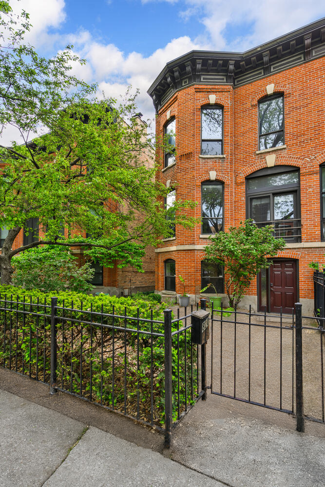 820 W LILL Avenue