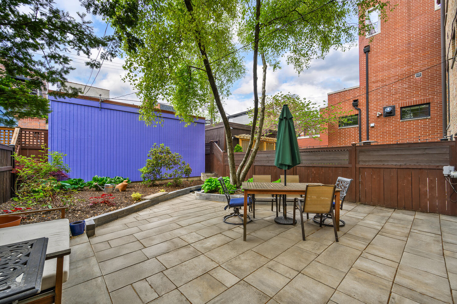 820 W LILL Avenue