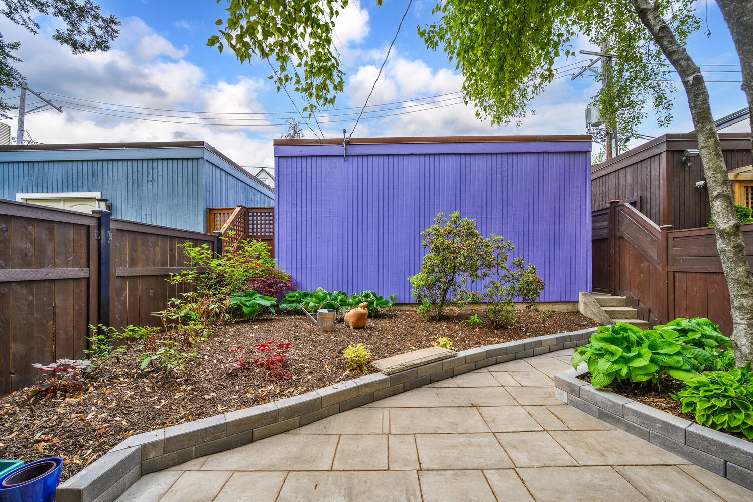820 W LILL Avenue