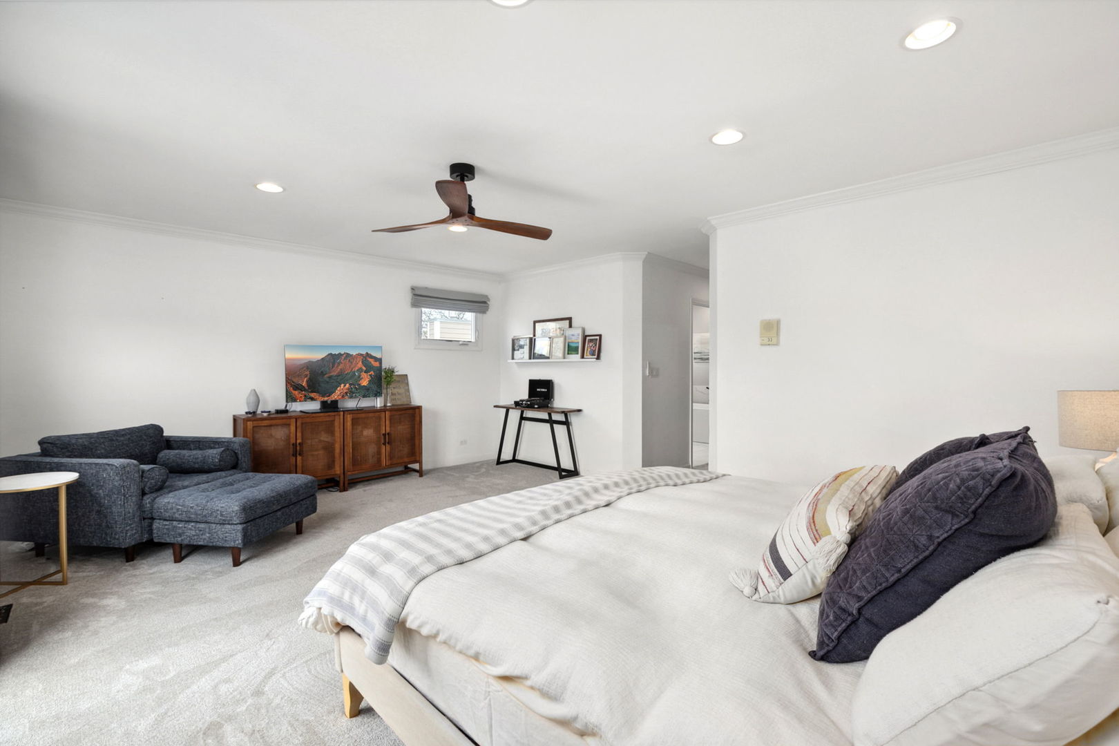 3316 N Leavitt Street Unit: 2