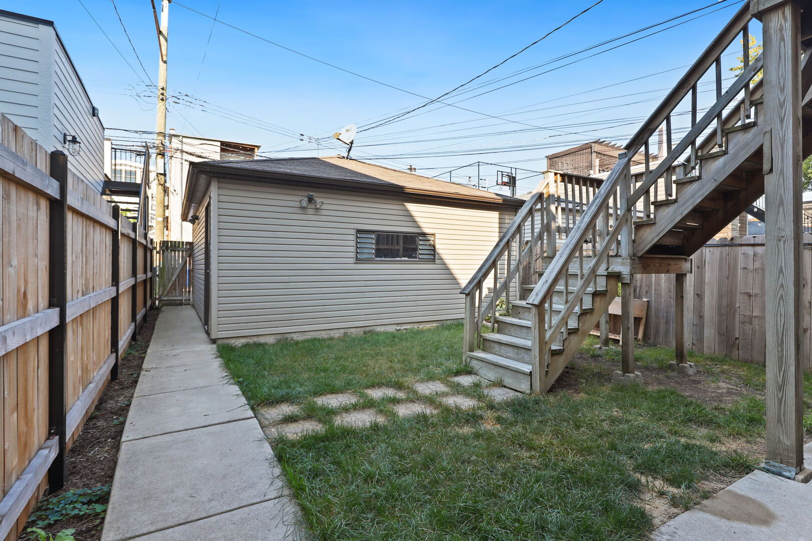 3316 N Leavitt Street Unit: 2
