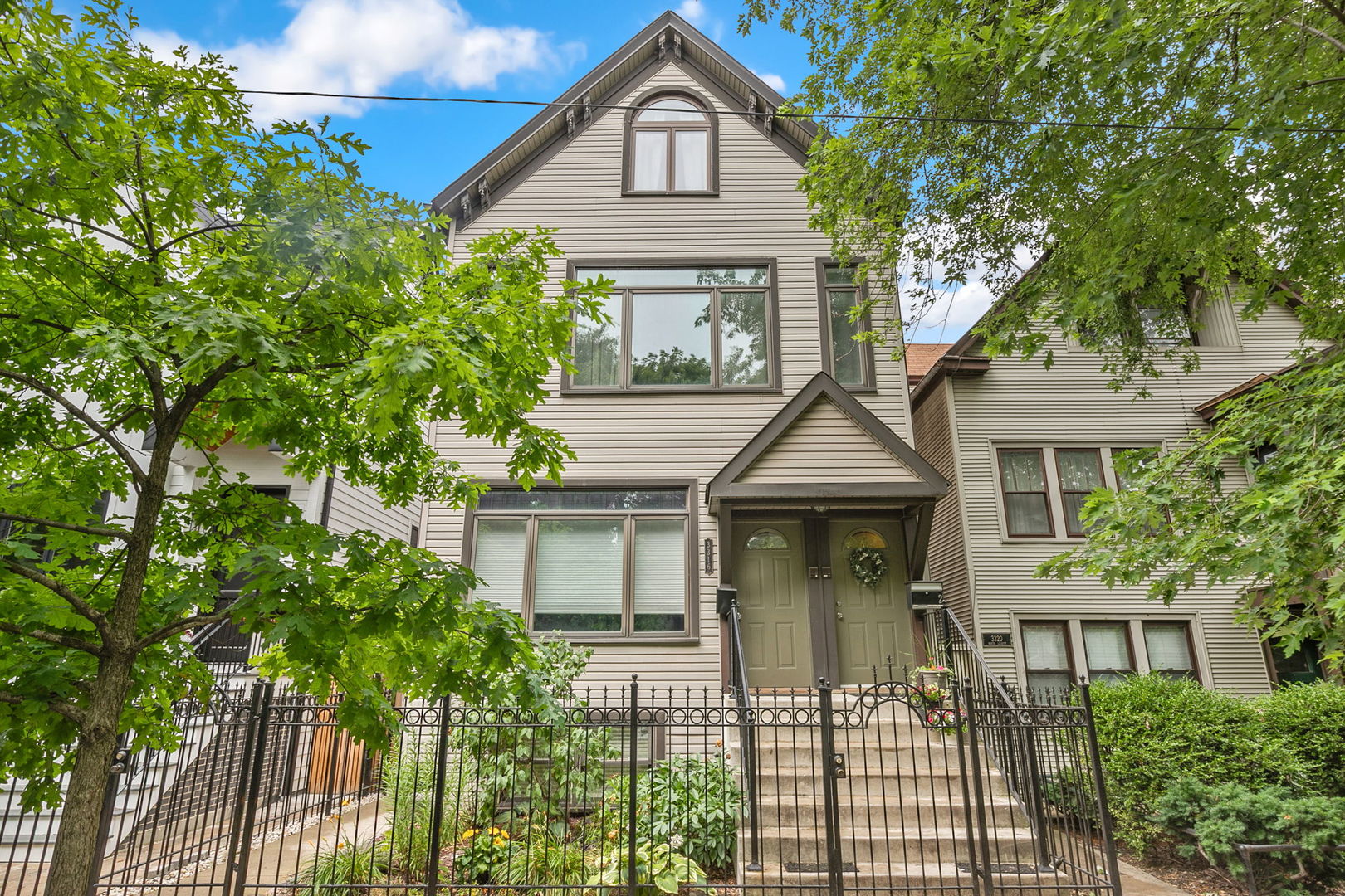3316 N Leavitt Street Unit: 2