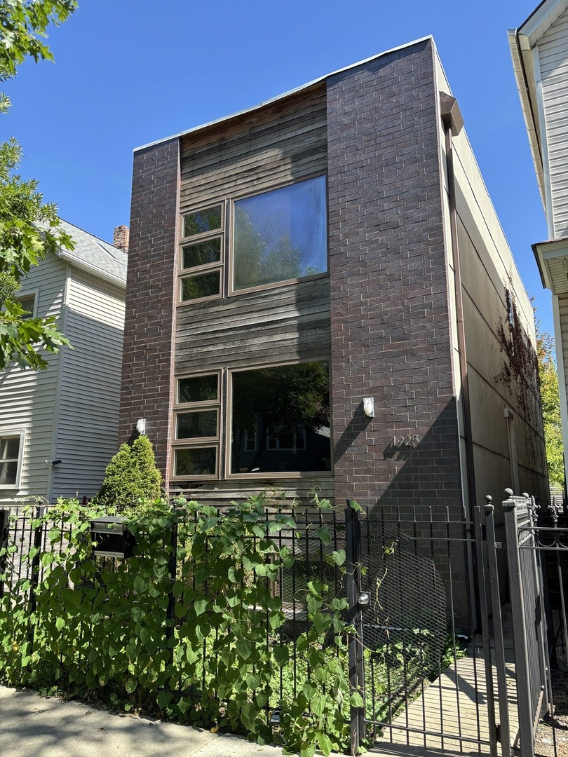 1925 N Francisco Avenue