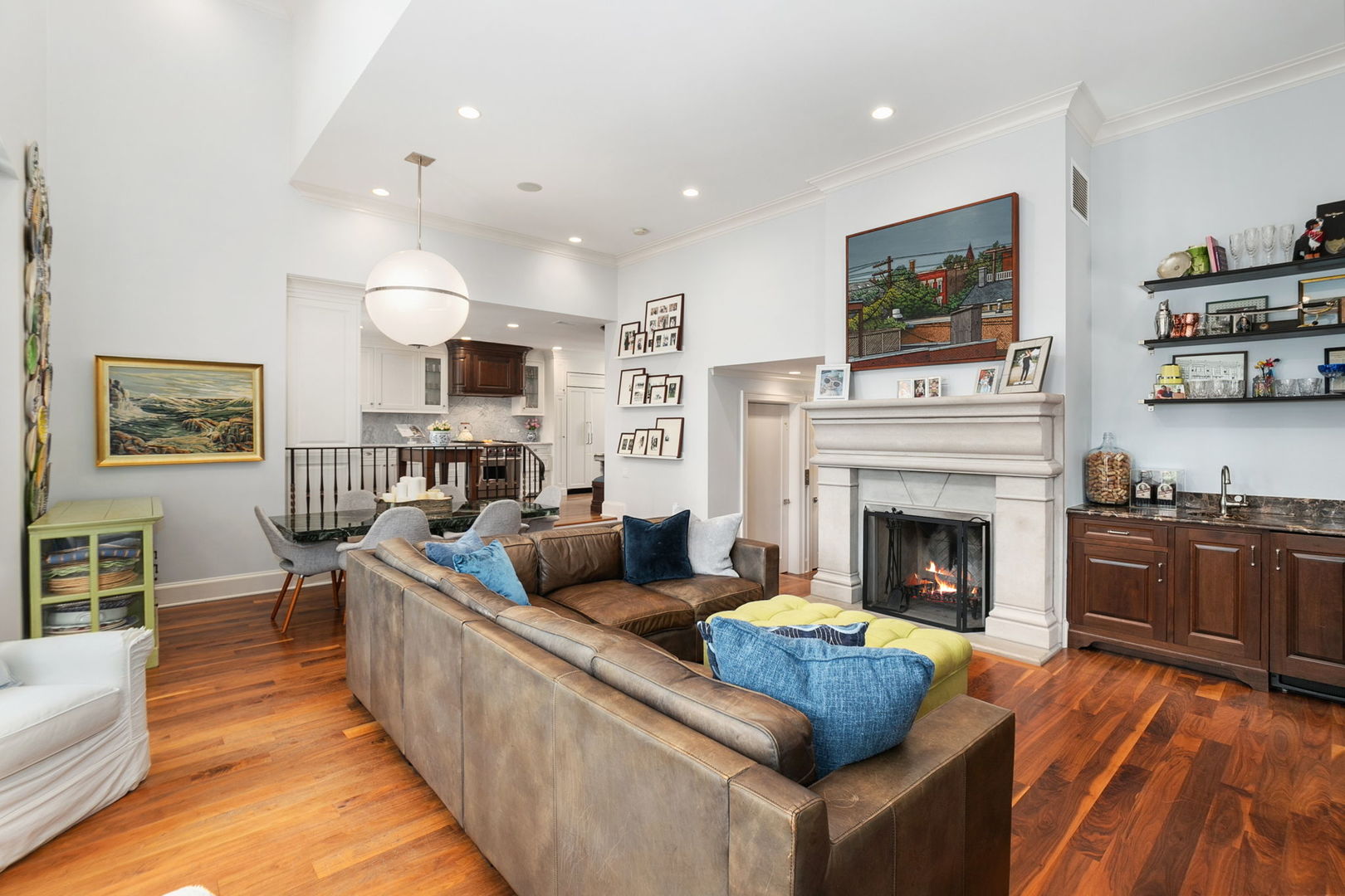 2312 N Geneva Terrace