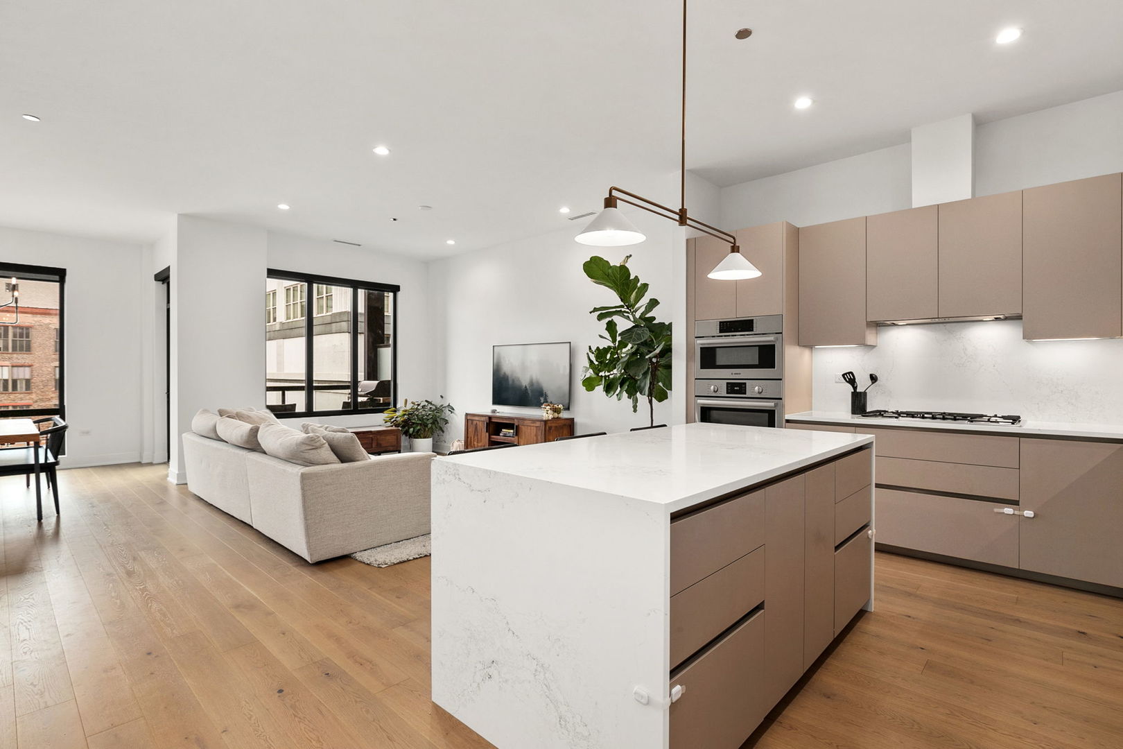 323 S Racine Avenue Unit: 6C