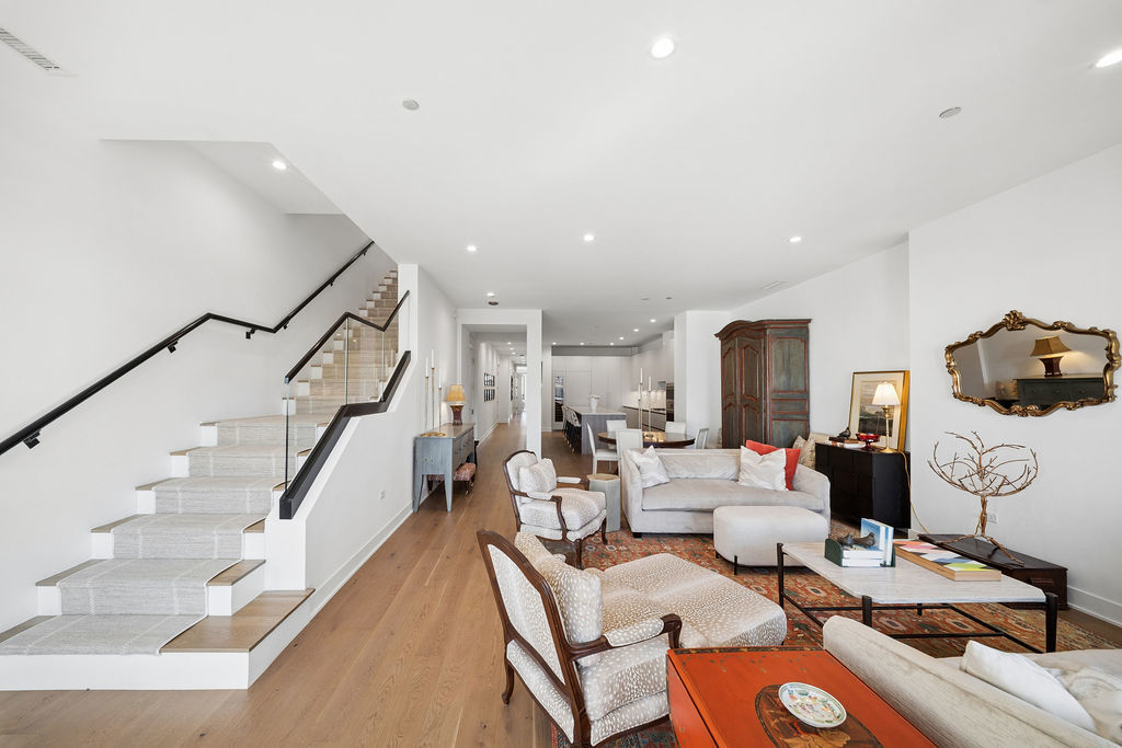 323 S Racine Avenue Unit: PHD