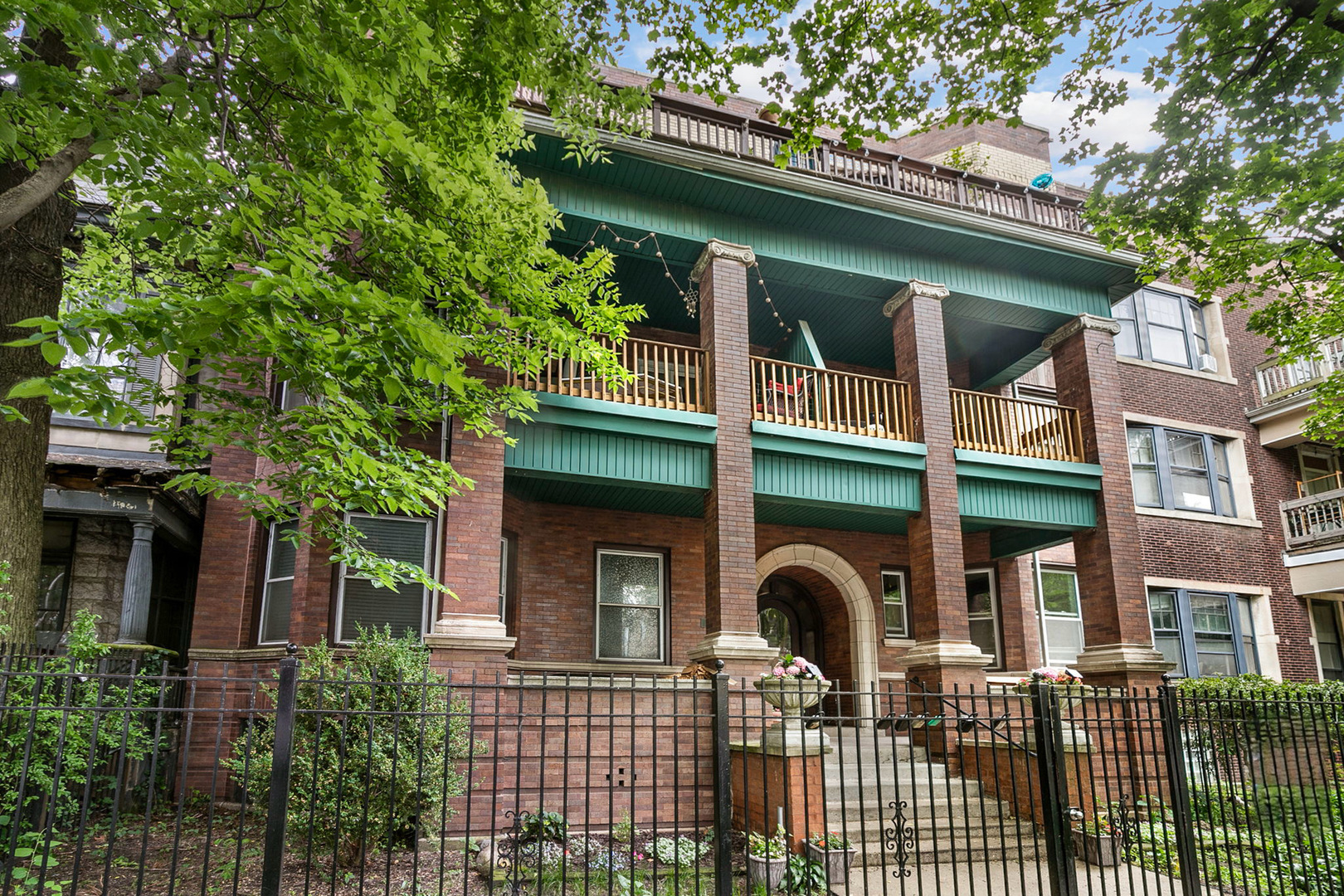 839 W Lakeside Place Unit: 2W