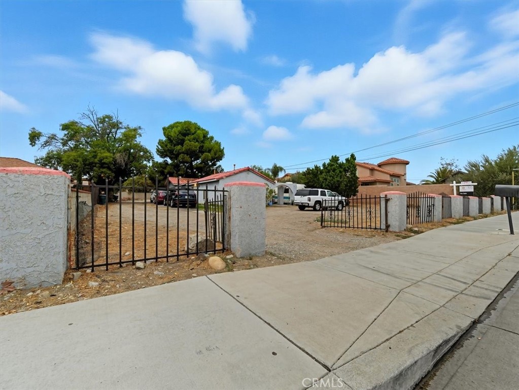 2650 N Linden Avenue