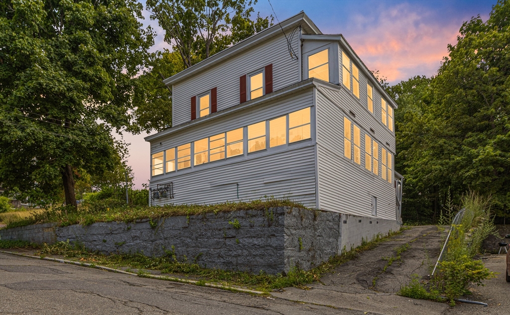 9 Martel St