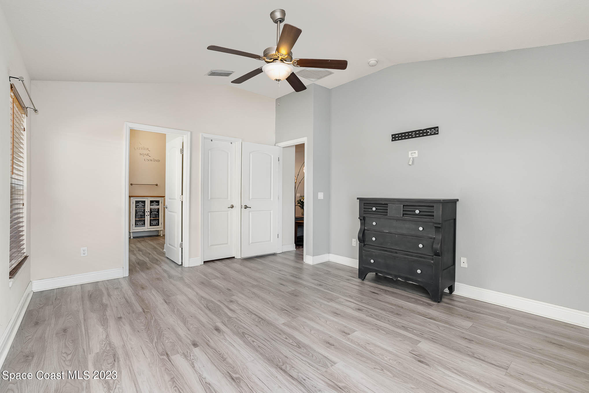 5407 Enchanted Avenue