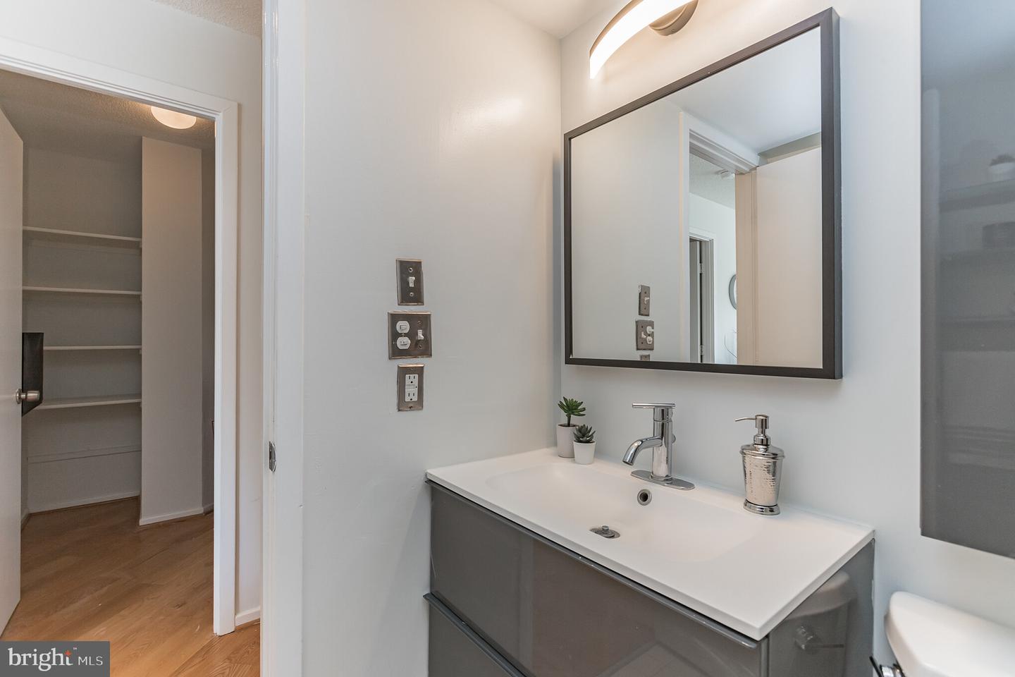 2111 Wisconsin AVENUE NW Unit: 512
