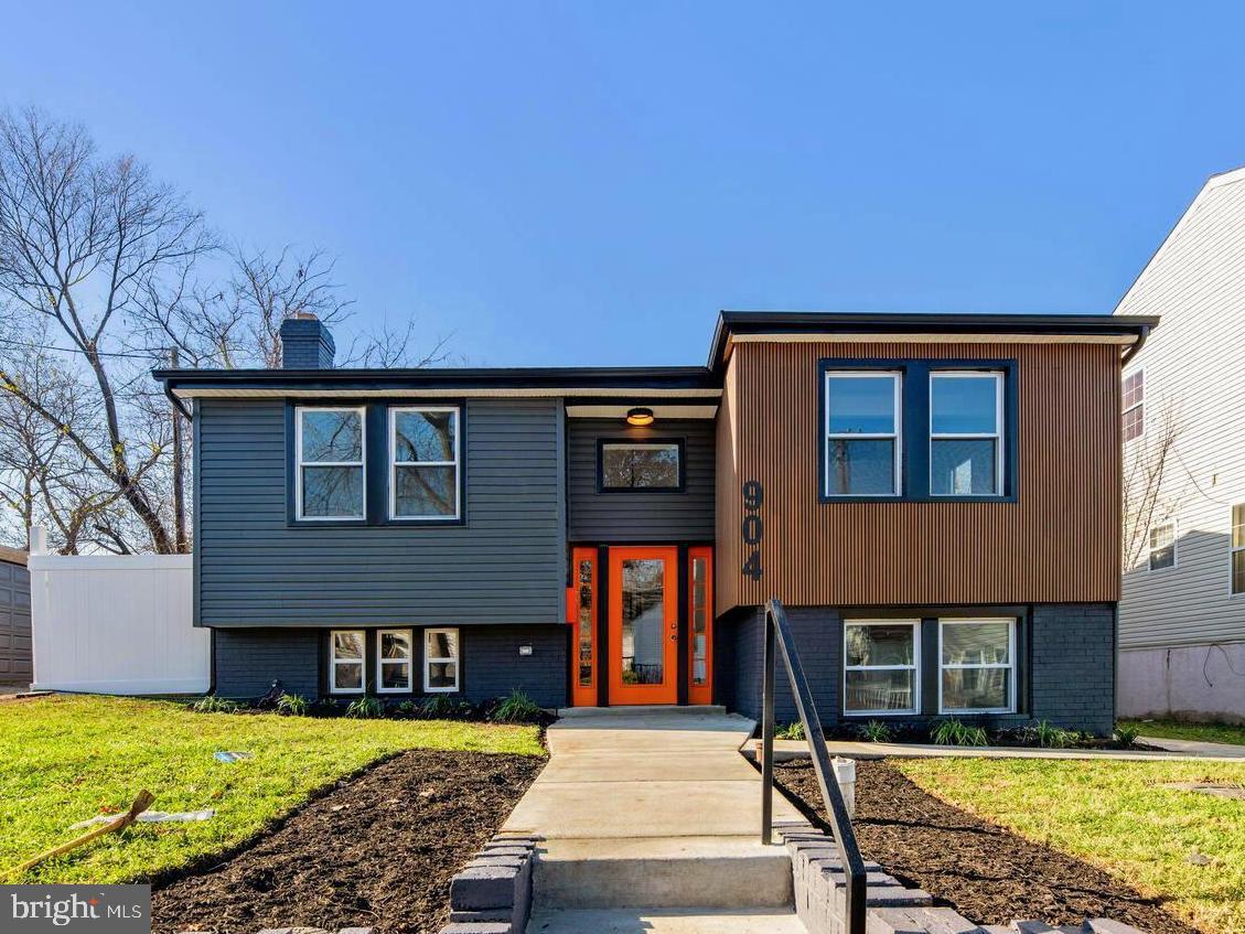 904 47th PLACE NE